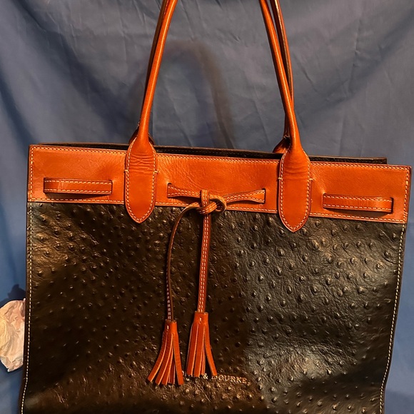 Selling Dooney Burke purse in good condition can carry alot of items. - Picture 1 of 1